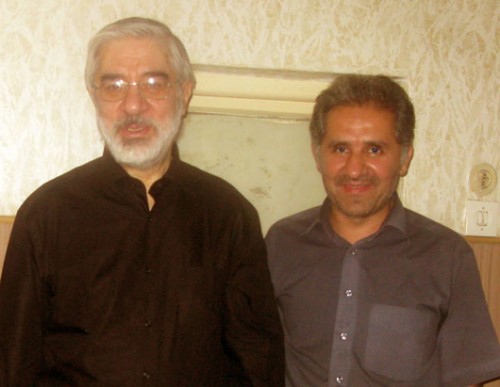 در تصویر بالا، آقای میرحسین موسوی با خواهر زاده خود شادروان سید علی حبیبی موسوی خامنه دیده می شود.