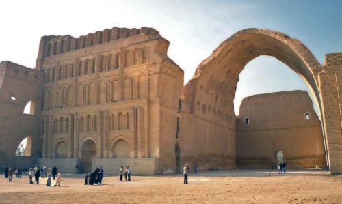 ایوان و سردر ورودی کاخ  بزرگ شاهنشاهان ساسانی در شهر تیسفون، (شهری مجتمع از ۷شهر)
