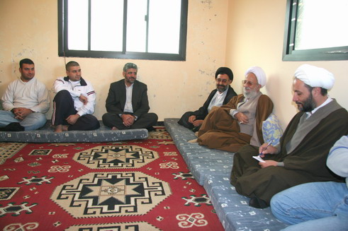 مصباح یزدی نشسته با همکاران جنایتکار خود