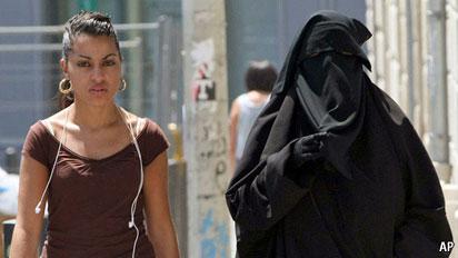 تصویر دو زن مسلمان در فرانسه- با پوشش بورقه، و بدون بورقه