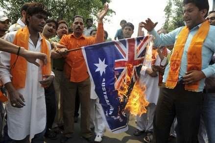 خرافاتی های مذهبی در استرالیا نیز با به آتش کشیدن پرچم آن کشور، آشوب به پا نمودند،
