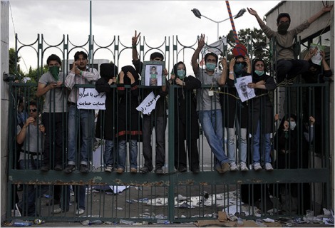 تظاهرات دانشجویان نشانگر آن است که دانشگاه اسلامی نیست، و ولی وقیح برِآن کنترلی ندارد.