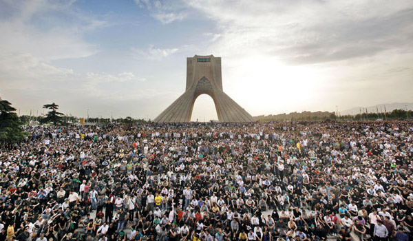 تظاهرات چند میلیونی سال گذشته در تهران می توانست هر رژیم مسلحی را سرنگون کند. ولی پیشروان ما که به دنبال سازش بارژیم بودند، و نه بر اندازی آن، مردم را به خانه هایشان فرستادند. مردم دلسرد شدند، و رژیم از حالت دفاع از خود به صورت تهاجمی در آمد، و به سرکوبی مردم پرداخت.
