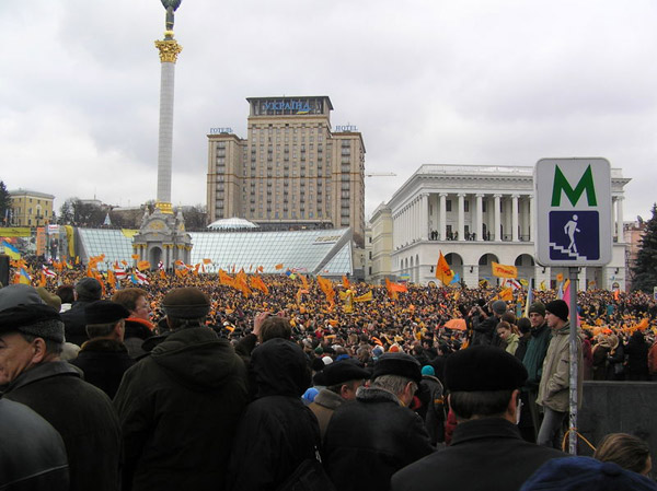 به دنبال تقلب در انتخابات ریاست جمهوری در اوکراین، مردم در ازنوامبر ۲۰۰۴ به مدت سه ماه در میدان شهر کیف به تظاهرات پرداختند، و با انقلاب مخملی خود، رژیم را وادار به سرگیری انتخابات دیگر نمودند.
