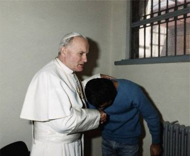 جان پل ۲ در ترکیه به دیدار قاتل خود می رود، و از او دل جایی میکند. این همه کرامت انسانی و بزرگواری محمد علی اگسا چنان تحت تأثیر قرار می گیرد که به کیش کاتولیک در می آید.