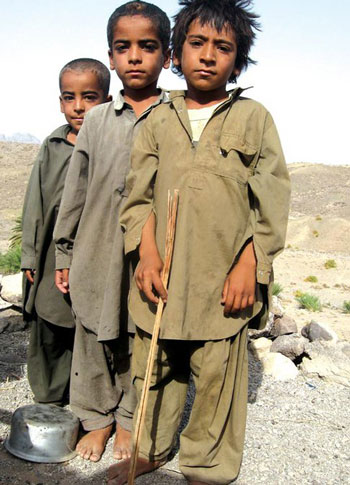 نتیجه ۱۴۰۰ سال حکومت تازی و تسلط اسلام بر ایران، در قرن ۲۱ این کودکان معصوم، و ازهمه جا محروم بلوچستان است. بی تردید وضع و حالت کودکان در چهار هزار سال پیش به از این بوده است.