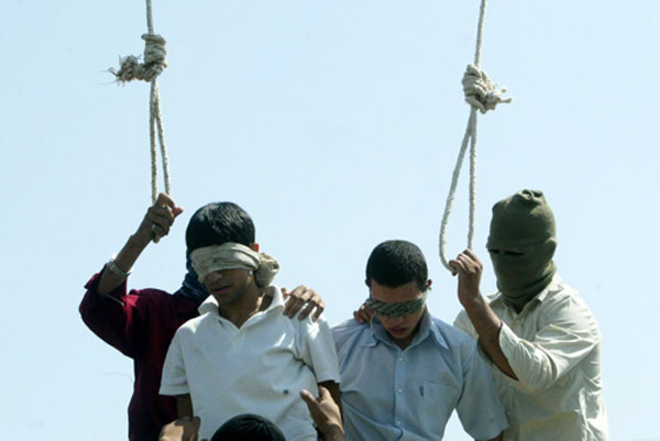 جمهوری جنایت پیشه ایران که بر پیکر انسان ها حکومت می کند، در سال ۲۰۰۵ محمود اصغری و ایاز مرهونی را به اتهام هم جنس گرایی در مشهد به دار می آویزد.