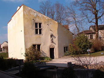 ژاندارک دراین خانه به دنیا آمده، که اکنون باز سازی و به موزه ای تبدیل گردیده است.