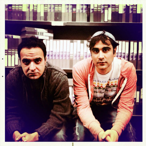 کامبیز حسینی و سامان اربابی، دوتن از برنامه گزاران پارازیت، که در نهایت دلبستگی، و میهن دوستی برنامه خود را اجراء می کنند، و مورد خواست بیشتر تماشاگران می باشند. 