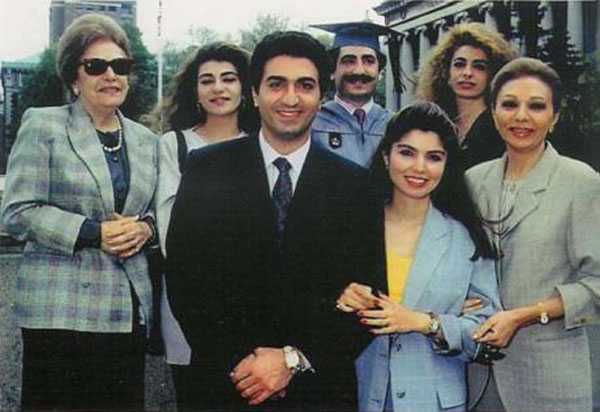شادروان علی رضا در جشن پایانی فوق لیسانس تاریخ پیش از یورش تازیان ایران، با خانواده خود دیده می شود.
