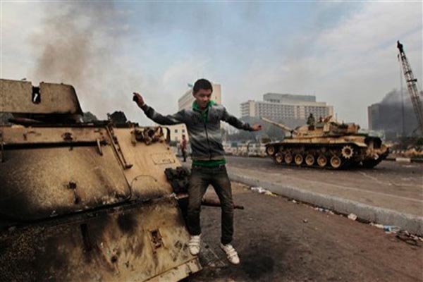 رژیم مصر تانک ها را به خیابان آورد و در برابر مردم قرار داد، مردم هم بیکار ننشسته آن ها را به آتش کشیدند.