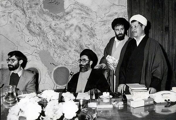 تصویری از رفسنجانی، خامنه ای  که در آغاز انقلاب دو آخوندک ساده و در حقیقت دو روضه خوان دوره گرد بودند. آقای موسوی و آقای احمد خمینی نیز در این تصویر دیده می شوند.