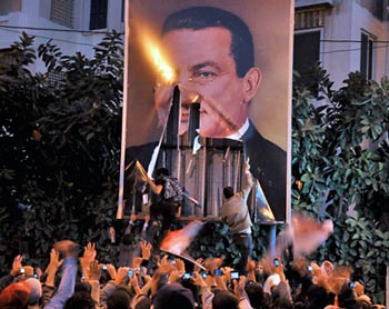 مردم مصر سرانجام  از دیکتاتوری به تنگ آمدند، و به پاخاستند تا از شر آن راحت شده، و به آزادی و دموکراسی برسند.