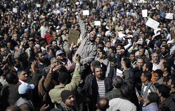 این صحنه دیگر از تظاهرات میلیونی مردم مصر نشان می دهد. تظاهراتی که در سرتاسر کشور از دوهفته پیش به طور مدام، شب و روز ادامه داشته است.