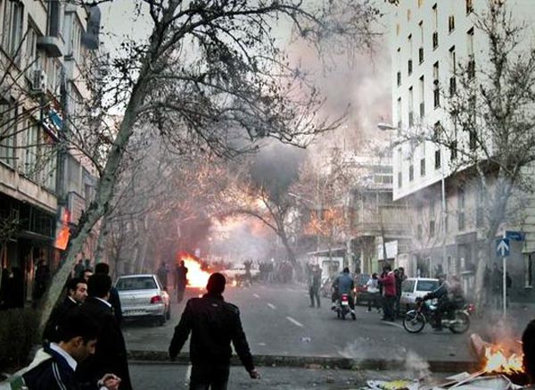 یک صحنه از تظاهرات دلیرانه مردم تهران در روز گذشته. نظیر این برخوردها، بسیار زیاد بوده است.