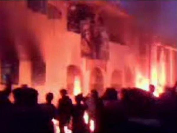 مردم شجاع و دلاور لیبی، ساختمان های دولتی که  می تواند مرکزو پناهگاه نظامیان برای  تیر اندازی و سرکوبی مردم می تواند باشد، به آتش کشیدند. 