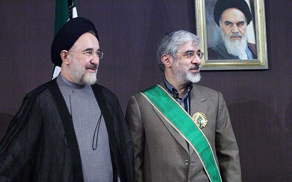 آقای موسوی همراه با روباه خندان، در زیر عکس خمینی. امروز دیگر، بر کسی پوشیده نیست که خمینی جنایتکاری بود که با کارهای تروریستی و افکار مالیخولیایی خود، ۲۰۰ سال ایران را به عقب راند، مردم را به دریوزگی، فقر، و فحشاء کشانید، و جهانی را با برنامه های تروریستی نا امن ساخت.