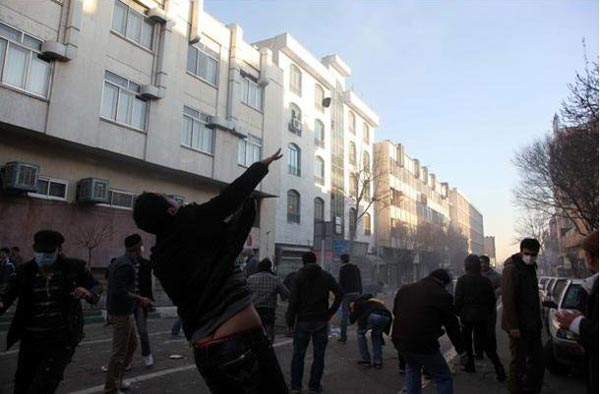 یک صحنه از درگیری مردم رشید تهران در برابر لشکر جهل و جنایت ولایت وقیح امروز ۲۵ بهمن