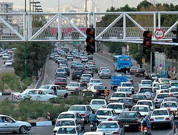 ترافیک در تهران و شهر های بزرگ ایران، نتیجه خود کامگی و زورگویی رانندگان است که برای جلو زدن و تخلف کردن. رانندگی را به صورت کلاف سر در گم در می آورند.