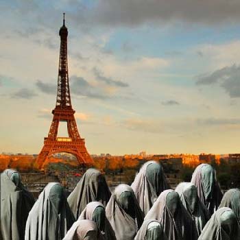 باید به حال این پاریس عروس شهرهای جهان گریست. نگاه کنید که چگونه یک گروه کنیزان اسلام در گونی تار فرو رفته، این شهر را اشغال کرده اند!. درست مانند این که به خانه اشباح امدیم و با روح مردگان روبرو شدیم.
