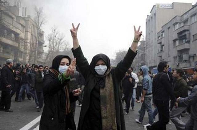 یکی از صدها تظاهرات جوانان ایرانی درون کشور که به پشتیبانی جنبش سبز برخاستند، و برای آزادی و دموکراسی ایران، جان خود را سپر بلا قرار دادند.