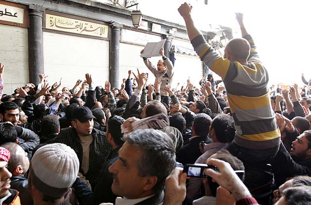 به بشار اسد اطمینان داد که مردم ار را دوست دارند!، تظاهرات دو ماه گذشته علیه دولت غیر قانونی بشار اسد، خلاف آن را ثابت می کند، و تلاش انگلیس و ایران برای نگهداری رژیم او به جایی نمی رسد.