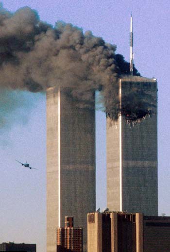 حمله به برجهای دوگانه مرکز تجارت نیویورک در ۱۱ سپتامبر ۲۰۰۱، موجب ویرانی برج ها، و از میان رفتن حدود ۳۰۰۰ انسان بیگناه بود.