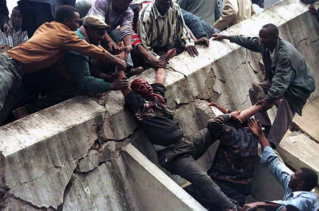 در سال ۱۹۹۸ گروه القاعده به سفارت آمریکا در نایروبی پایتخت کنیا، و  دارالسلام تانزانیا بمب گذاری کردند که گروه زیادی از ساکنین این دو محل را به قتل رساندند.