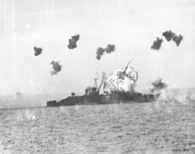 در جریان جنگ دوم جهانی، شماری از ژاپنی ها با هوپیما به درون کشتی های آمکریکایی سقوط می کردند، و موجب از بین رفتن کشتی و سرنشینان آن می شدند. در این تصویر، سقوط هواپیما به درون کشتی لوئیس ویل نشان می دهد.
