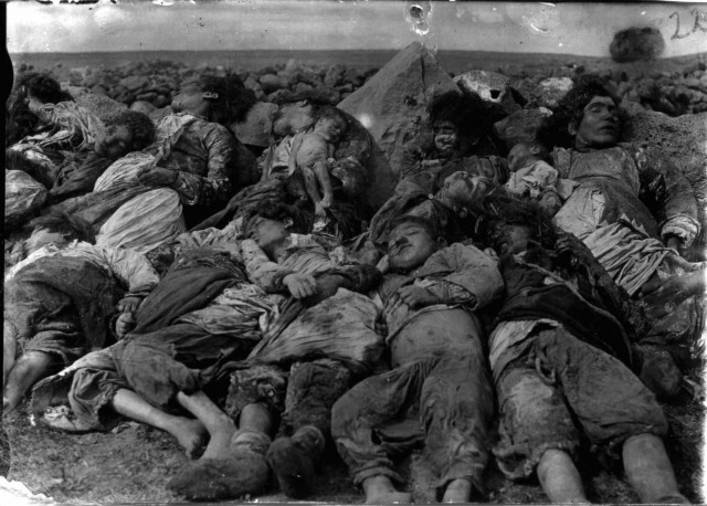 یک صحنه از کشتار دست جمعی ارامنه به وسیله مسلمانان ترکیه به نام اسلام که در سال های ۱۹۱۵-۱۹۱۷ ادامه داشته است.