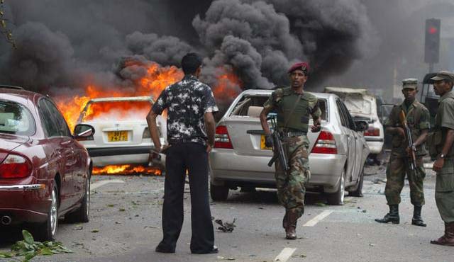ببرهای تامیل در مبارزه با دولت سریلانکا اقدام به بمب گذاری نمودند.