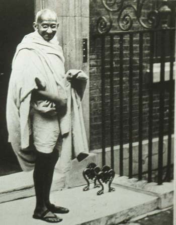 گاندی یکی از بزرگترین قهرمانان جهان، که بدون لشکر کشی، و بدون کشت و کشتار از طرف خود، توانست بزرگترین امپراتوری زمان یعنی بریتانیان کبیر را به زانو در آورد. یادش برای همیشه گرامی باد.