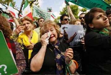 مادر سالخورده ایرانی که در طی یک تظاهرات در خارج از کشور حاضر گشته و با اشک های خود با مادران سهراب و ندا و دیگر مادران داغدیده وطنش همدردی می کند. این است همدلی و همبستگی ایرانیان که ما همواره از آن دم میزنیم.