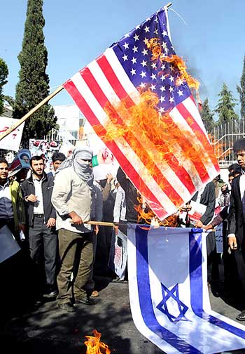 هر ساله بسیجیان ضد ایرانی و بیگانه صفت در مقابل سفارت انگلستان و یا دیگر نقاط تهران و شهرستان ها گرد هم آمده و پرچم کشورهایی چون آمریکا و اسرائیل را به آتش می کشند. اینگونه کردار ها تنها مایه شرمندگی و خجالت ایرانیان در سرتاسر دنیا می باشند.
