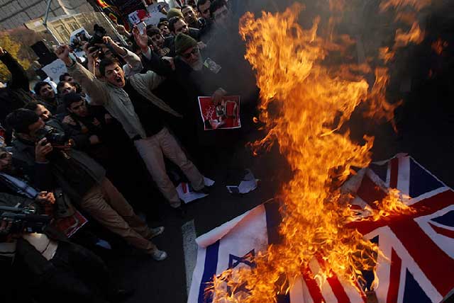 جنایتکاران تازی نسب که کمترین نشانه ای از فرهنگ و رسوم ایرانی و فرهنگ آدمیت ندارند، پرچم کشور دیگر را به آتش می کشند. این نهایت بی حرمتی و جسارت به یک ملت و به  یک مملکت دیگر است
