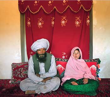 فرتور یکی از مسلمانان خردباخته را در کنار دختر بچه ای که به عنوان برده جنسی خریده است نشان می دهد، باید گفت ننگ و نفرین بر چنین آیین و مسلک ضد انسانی و پلیدی