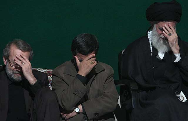 احمدی نژاد، با رقیب خود لاریجانی و خامنه ای در این تصویر دیده می شوند. خامنه ای در انتظار پایان مبارزه این دو چهره نا زیبای ایرانند و آنگاه او بتواند با تکیه به نیروی قوی تر، رژیم لرزان خود را نجات بخشد.