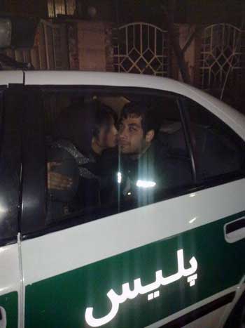 این هم یک نیروی زحمتکش! پلیس که از بانوی بی دفاع ایرانی برای ارضای امیال شخصی اش استفاده می کند. وای به حال مردمی که چنین انسان های بی شرفی حافظ جان و مال و ناموس شان باشند.