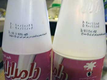 فرتور نشان می دهد، قیمت شیر تولید شده در یکی از کارخانه های ایران، در فاصله سه روز، از ۱۰۵۰ تومان به ۱۲۰۰ تومان افزایش یافته است. با این حال دولت احمدی نژاد افزایش تورم و گرانی بی سابقه را تکذیب می کند. زهی بی شرمی! زهی بی حیایی!