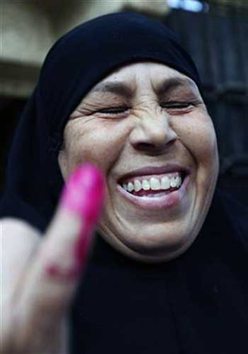 فرتور زن مسلمان خندان مصری را پس از رأی دادن نشان می دهد، آیا این صحنه ها برای ما ایرانیان، تراژدی سال ۵۷ را تداعی نمی کند؟چه آینده ای به جز یک حکومت دیکتاتوری اسلامی انتظار مردم مصر را می کشد؟
