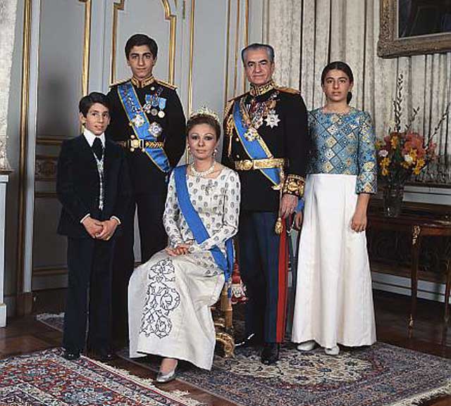 این فرتوری است از شاهزاده علیرضا در کنار مادر، پدر، خواهر و برادر خود.