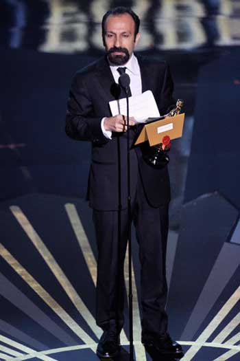 فرتور اصغر فرهادی را پس از دریافت جایزه اسکار و در حال سخنرانی نشان می دهد. فرهادی و دست اندرکاران فیلم جدایی نادر از سیمین، شادی را به خانه ایرانیان آوردند و دل مردم را شاد ساختند.