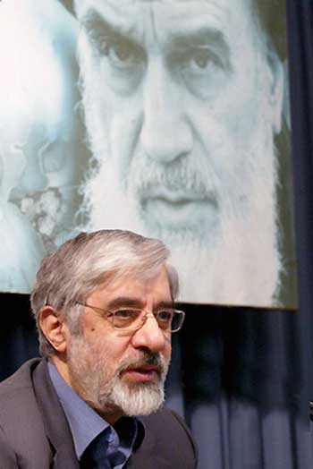 یک اصلاح طلب شیفته خمینی و افکار وی است و چون میر حسین موسوی، آرزوی بازگشت به دوران طلایی وی را دارد. چگونه امکان دارد با وجود اصلاح طلبان و پذیرفتن ایشان به عنوان اپوزوسیون مخالف حکومت اسلامی، موفق به سرنگون کردن رژیم شد؟