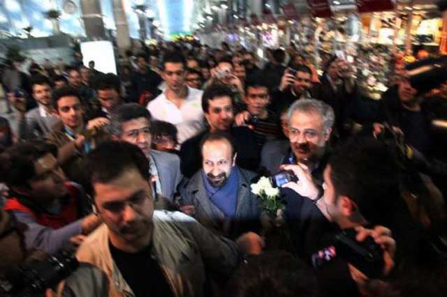 فرتور اصغر فرهادی را پس از رسیدن به تهران نشان می دهد. استقبال بی نظیر خودجوش مردمی از وی به قدری زیاد بود که وی را مجبور به ترک سریع فرودگاه کرد. اصغر فرهادی دیشب در سکوت کامل خبری به ایران آمد ولی مردم ایران به استقبال وی رفتند.