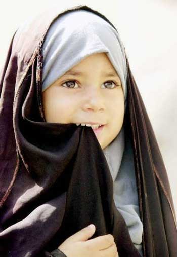 فرتور دختر بچه مسلمانی را پوشیده در حجاب اسلامی، نشان می دهد. زمانی که فاطمه زهرا هم سن دخترک در فرتور بود، یک نوزاد در بغل و جنینی در شکم داشت.! حتی تصور کودکی در چنان وضعیتی، هولناک است. فاطمه قربانی قوانین زن ستیزانه اسلام است.