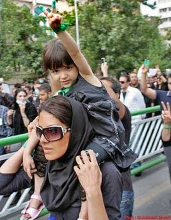 فرتور مادر ایرانی را در حالی که فرزندش را به دوش می کشد، در حال تظاهرات و مخالفت با رژیم نشان می دهد. اگر ایرانیان کمی شجاعت، اتحاد، همبستگی و حمایت خارجی داشتند، اکنون ملایان همه با هم در چاه جمکران پنهان شده بودند. شوم بختانه ایرانیان دست از تظاهرات و شورش کشیدند و به هر ستمی که رژیم بر ایشان روا داشت، عاجزانه تن دادند.