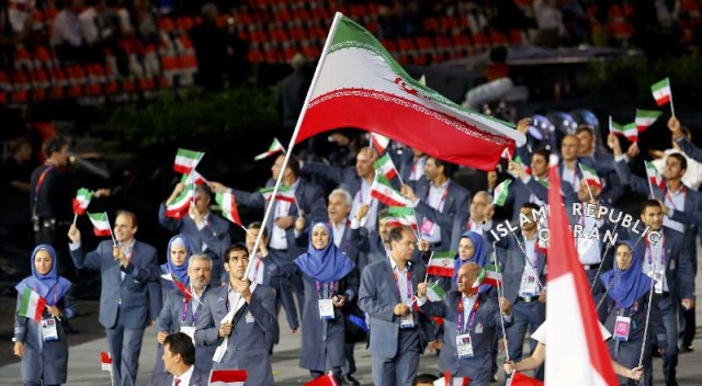 این صحنه ای از رژه ورزشکاران ایرانی است. در شرایطی که این پرچم برای ما بیگانه است و هویت ایرانی ندارد، و همچنین بانوان ورزشکارمان به ناچار با ظلم و ستم آخوند در گرمای تابستان زیر پوشش زشت و چندش آور اسلامی فرو رفته اند. بازهم  توانستند به جوایز بزرگی دست یابند.