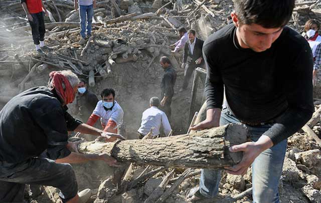 این  تصویر یکی از صدها- ویرانی زمین لرزه آذربایجان است. پیش آمدی که تنها با پیشرفت علم و دانش می توان از آن آگاهی داشت و هیچ ارتباطی به خدا و پیامبر و معجزه و دعا ندارد.