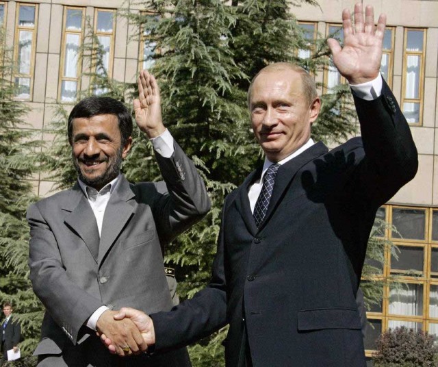 این فرتوری است که رئیس جمهور  روسیه تجاوز گر را در کنار احمدی نژاد ( محمد علی شاه)، دست نشانده خود، نشان می دهد.