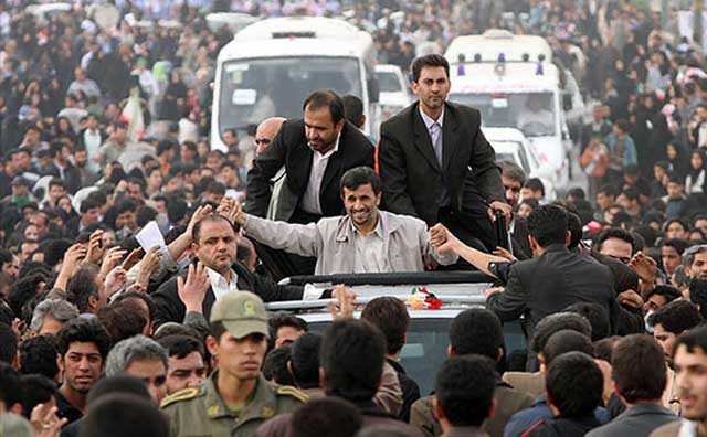 احمدی نژاد هوچی و شارلاتانی که با مزخرف گویی های خود سر ملتی را شیره مالیده و تا کنون بودجه مملکت و بیت المال را  برای سفرهای تبلیغاتی به نفع خود و مسافرت و سودجویی بستگانش به کار برده است. 